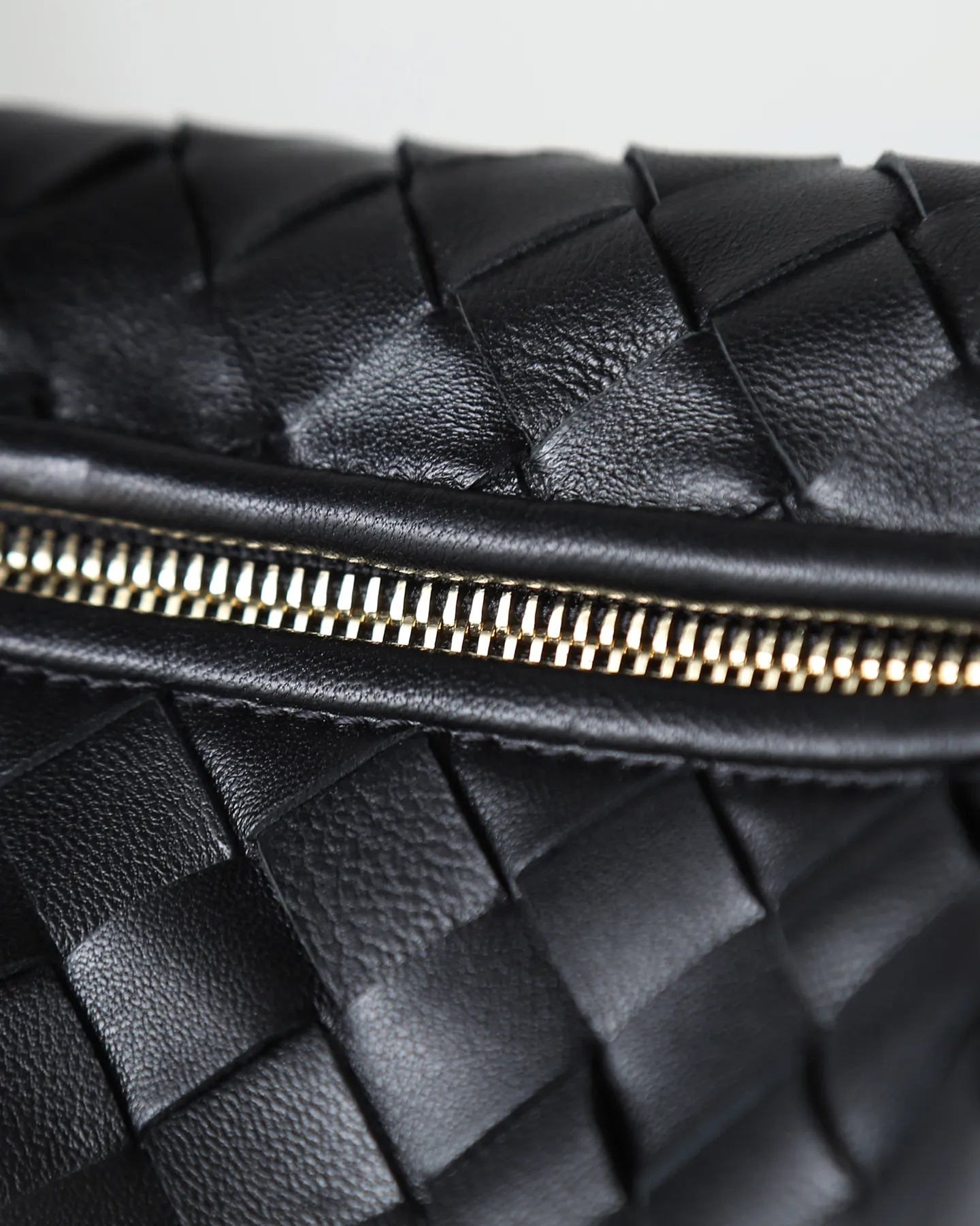 800. Bottega veneta͙.——-The latest braided and knotted hobo🔥 The top-grade lambskin leather is very soft, the bag shape is unique, practical and durable. It retains the traditional weaving elements while being a bit more flamboyant ~ Made of hand-woven sheepskin, zipper opening and closing, curved seamless structure, effortless to match. Highly recommended⚠️⚠️⚠️ The most high-end in the market🌈Welcome to compare [Factory complete package] size: 23x15x5cm.   Model: 651876